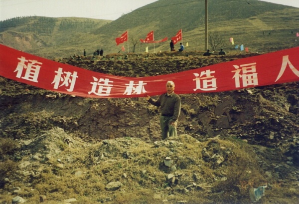 丸裸になった山にも軍隊などによって桐が植林されていた＝２００４年、中国で、中央は井川会長